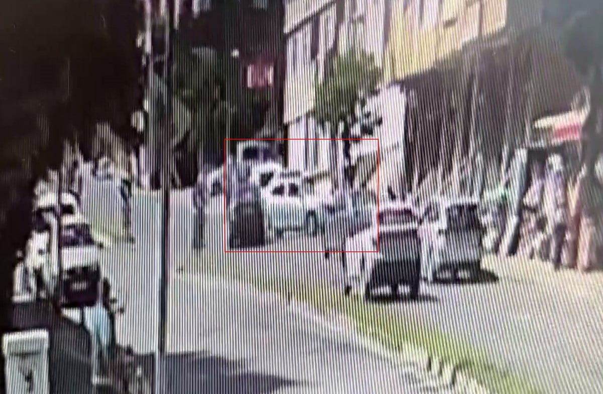 EHLİYETSİZ SÜRÜCÜNÜN DURAĞA DALIP ADAMA ÇARPMA ANI KAMERAYA YANSIDI
