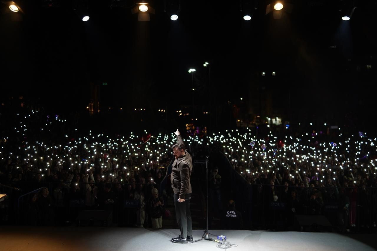 EKİN UZUNLAR CUMHURİYET MEYDANI’NI SALLADI
