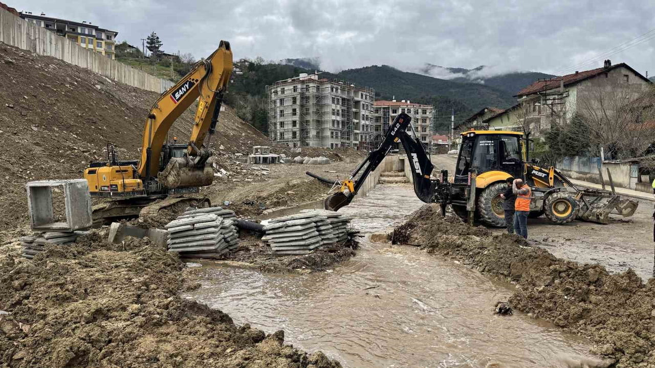 EKİPLER KANAL AĞZINDA TEMİZLİK ÇALIŞMASI YAPARAK TIKANMASINI ÖNLEMEYE ÇALIŞTI.