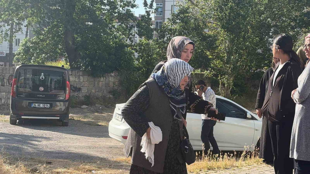 EKİPLER TARAFINDAN KONTROL ALTINA ALINAN YANGINDA GÖREVLİ DAİRESİNİN ÜST KATINDA YAŞAYAN VE BÜYÜK...