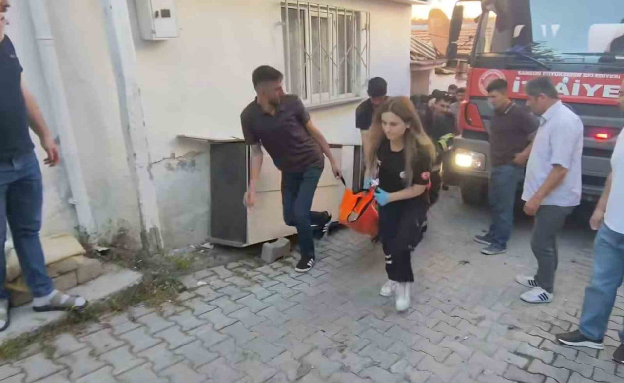 EKİPLERİN MÜDAHALESİ SIRASINDA EVDE BULUNAN A.Y. YARALI OLARAK ÇIKARILDI.