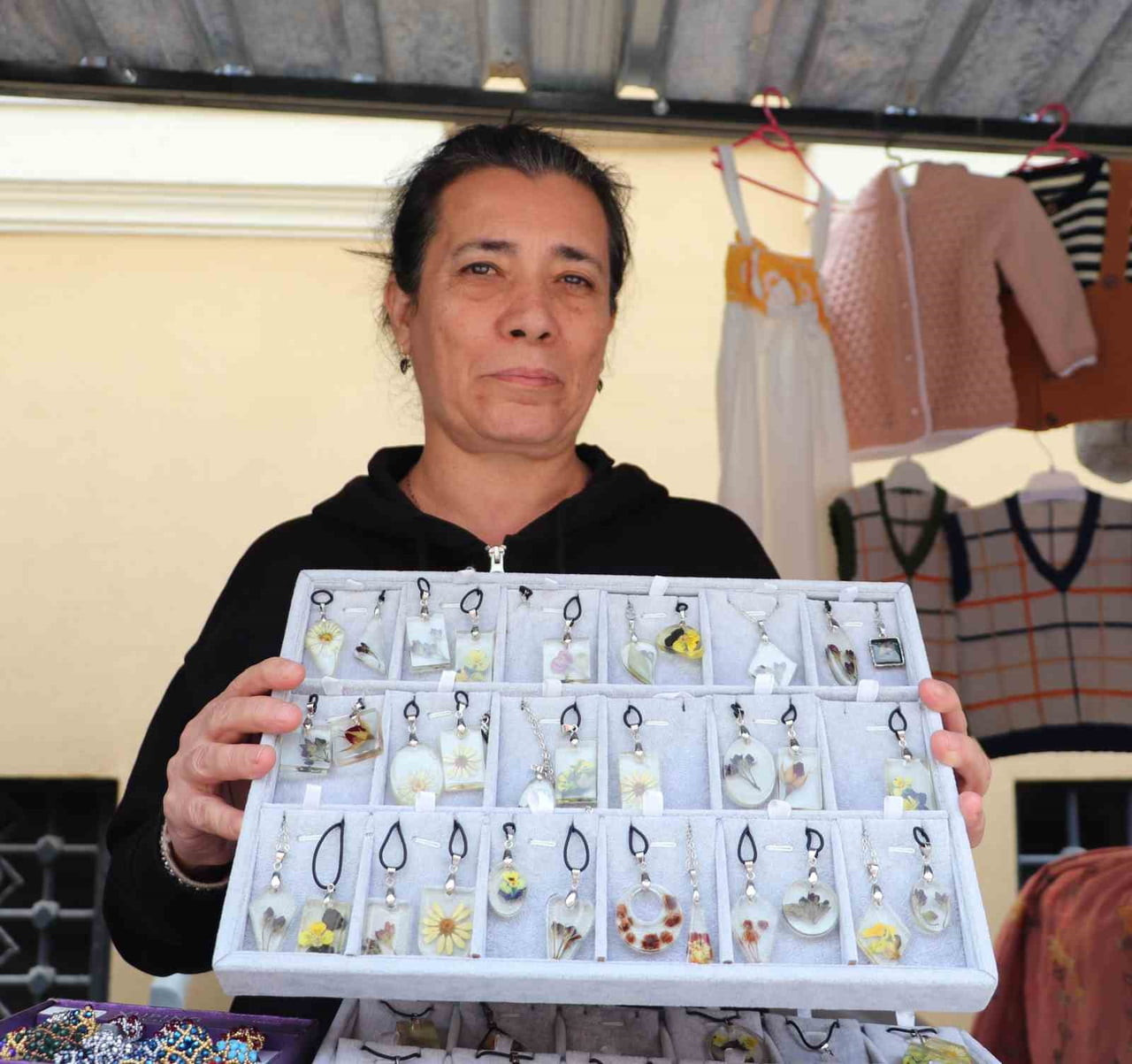 EL EMEĞİ TAKI SANATIYLA UĞRAŞAN NURGÜL BOZKURT, HOBİ OLARAK BAŞLADIĞI BU TUTKUSUNU TİCARETE...