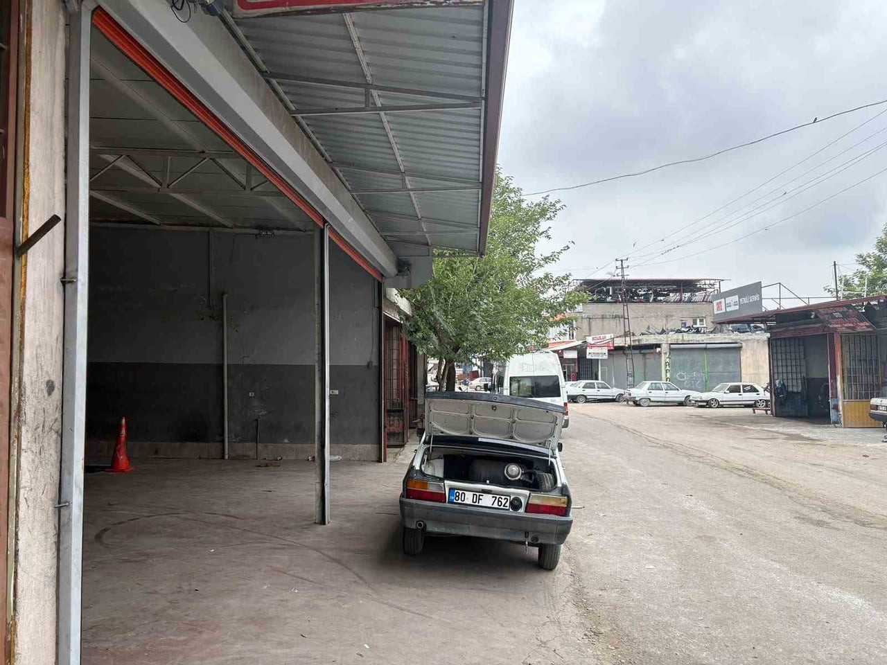 EL FRENİ ÇEKİLMEYEN TRAKTÖR METRELERCE İLERLEDİ, OLASI KAZAYI VATANDAŞ ÖNLEDİ