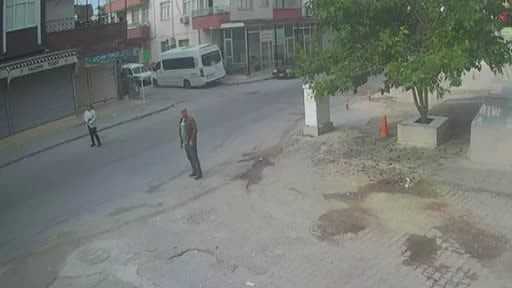 El sallayıp karşıya geçmek isterken otomobil böyle çarptı