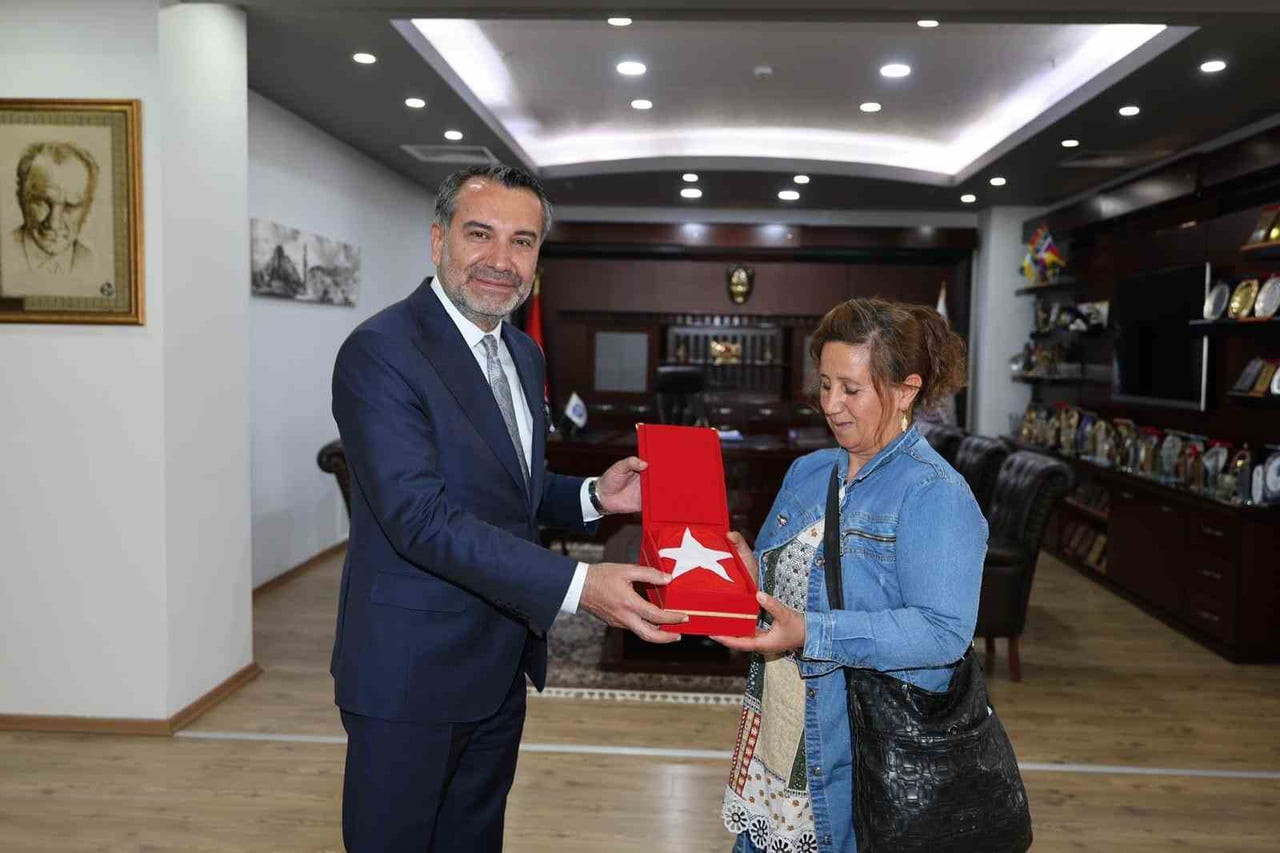 ELAZIĞ BELEDİYE BAŞKANI ŞAHİN ŞERİFOĞULLARI, TOPLU ULAŞIM ARACINDA PANODA BULUNAN AY YILDIZLI TÜRK...