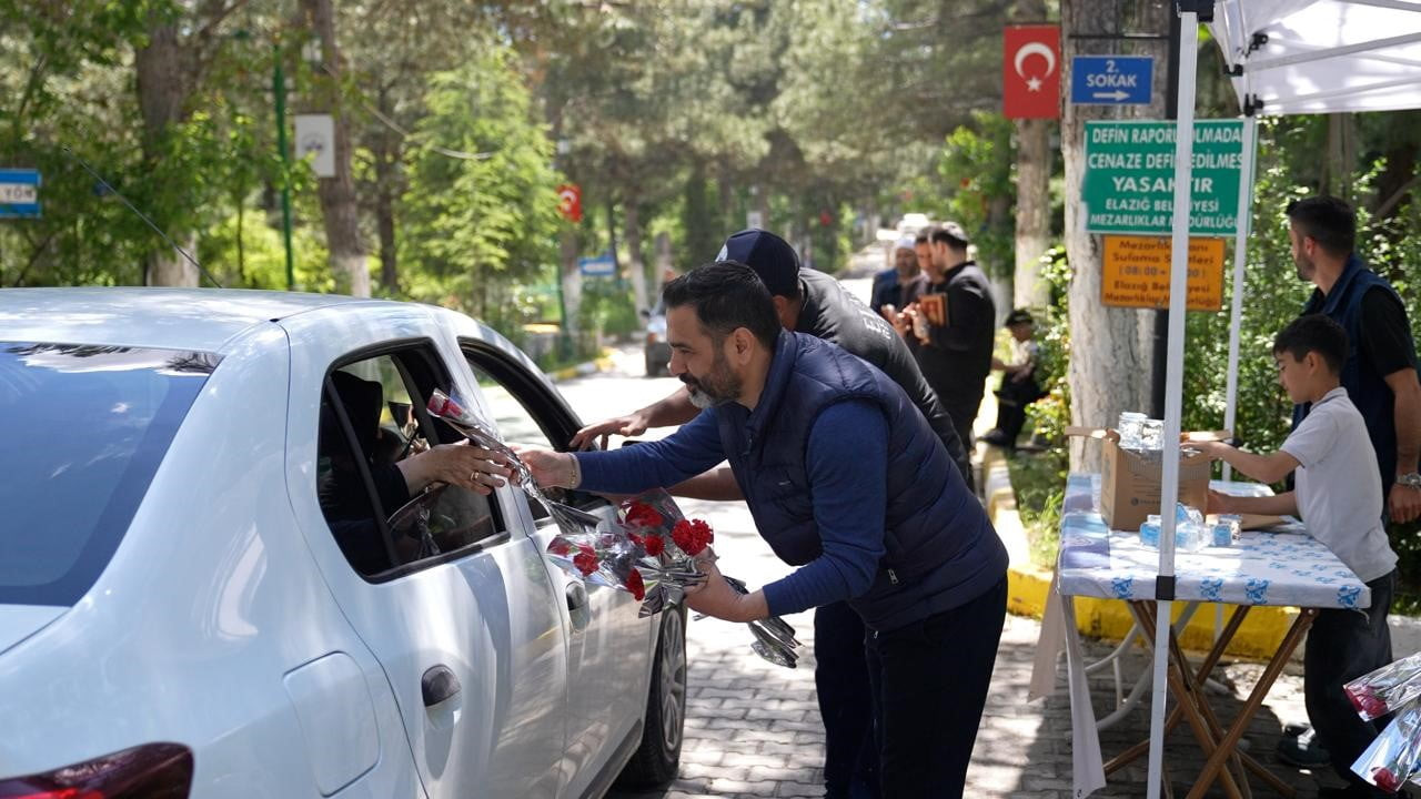 ELAZIĞ BELEDİYESİ TARAFINDAN ARİFE GÜNÜ DOLAYISIYLA KABİR ZİYARETİNDE BULUNAN VATANDAŞLARA...
