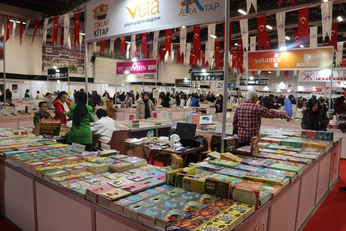 Elazığ Belediyesince düzenlenen "6. Kitap Fuarı" törenle açıldı.