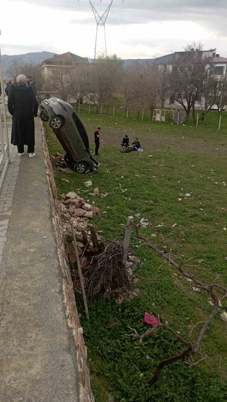 ELAZIĞ-BİNGÖL KARAYOLU’NDA OTOMOBİL ŞARAMPOLE UÇTU, 1 KİŞİ YARALANDI