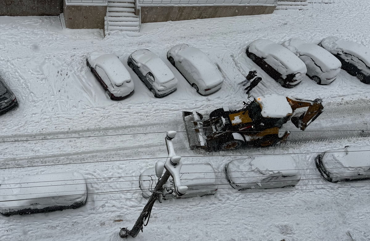 Elazığ, Bingöl, Siirt, Şırnak ve Mardin'de 770 yerleşim yerinin yolu ulaşıma kapandı. Mardin...