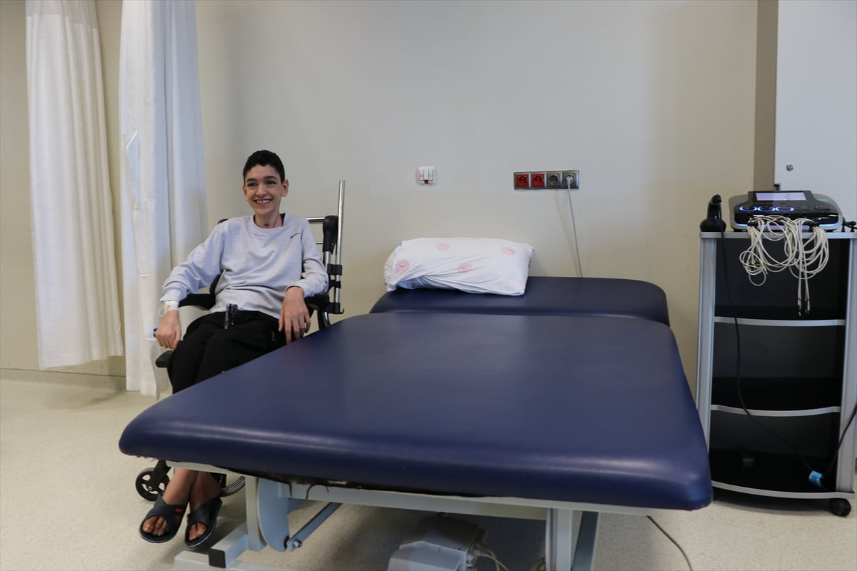 Elazığ Fethi Sekin Şehir Hastanesinde otoimmün miyelit (omurilik iltihaplanması) tedavisi gören 14...