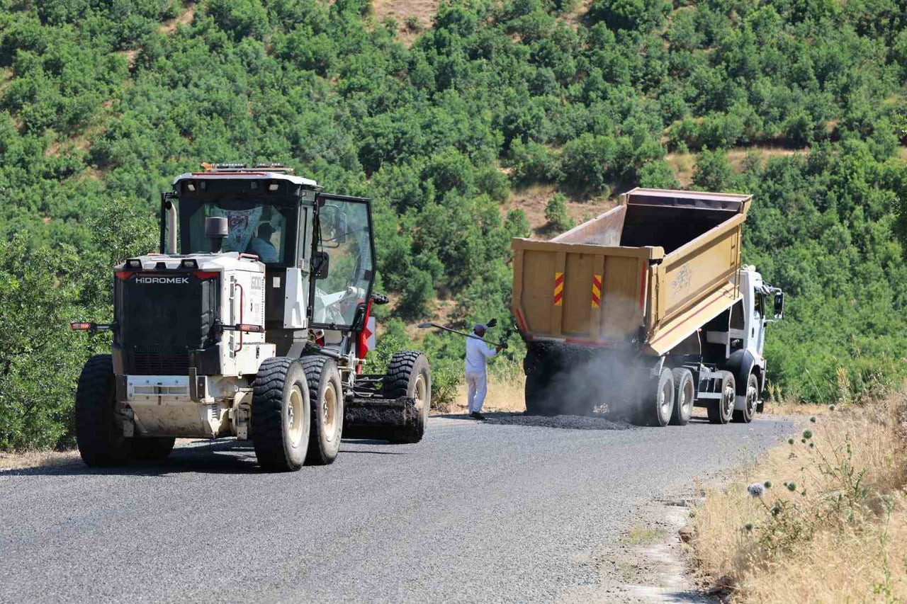 ELAZIĞ İL ÖZEL İDARESİ TARAFINDAN KÖY YOLLARINDA ASFALT İYİLEŞTİRME ÇALIŞMALARI DEVAM...
