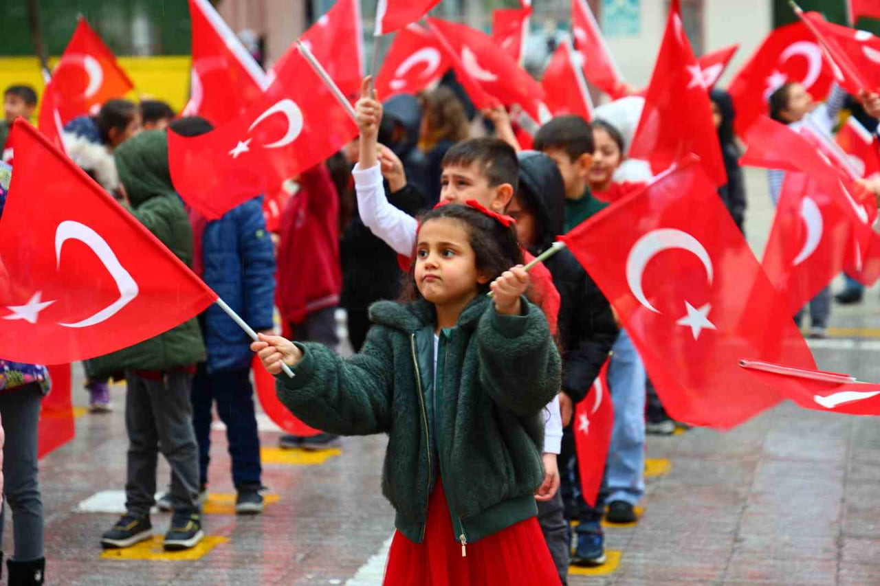 ELAZIĞ İSMET PAŞA İLKOKULU ÖĞRENCİLERİ, TÜRKİYE MİLLİ TAKIMI’NIN DÜNYA KUPASI BAŞARISINI COŞKUYLA...