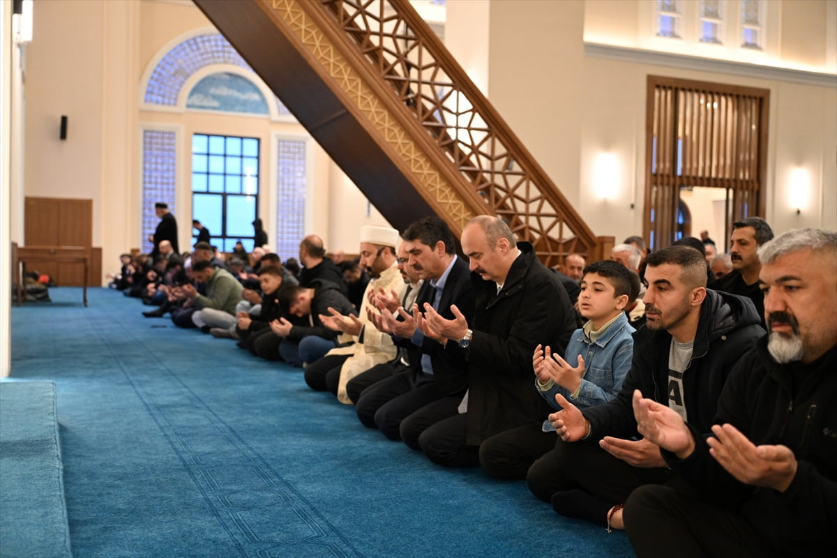 Elazığ, Mardin, Siirt ve Batman'da vatandaşlar, Ramazan Bayramı namazı dolayısıyla camileri...