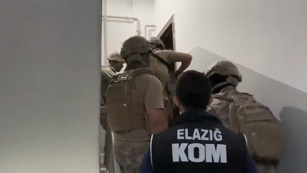 ELAZIĞ MERKEZLİ 4 İLDE POLİS EKİPLERİ TARAFINDAN ‘BARBAROSLAR’ SUÇ ÇETESİNE YAPILAN OPERASYONLARDA...