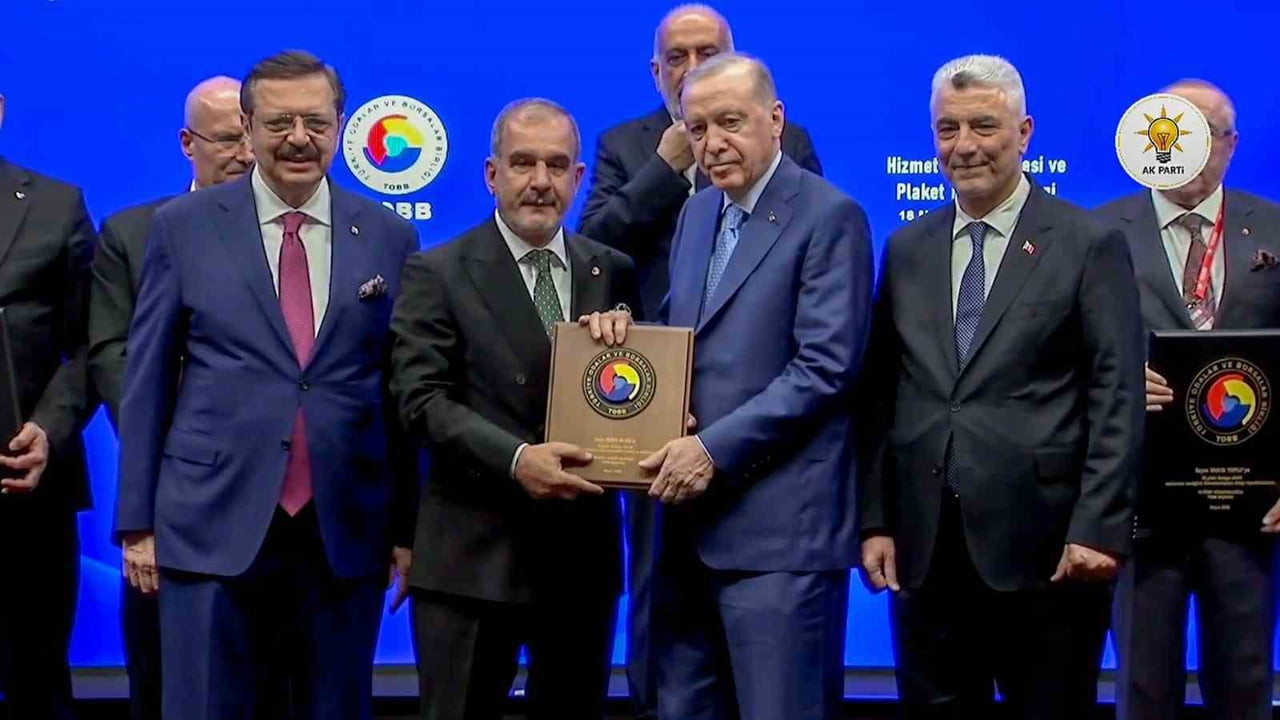 ELAZIĞ TİCARET VE SANAYİ ODASI BAŞKANI İDRİS ALAN, HİZMET ŞEREF BELGESİNİ CUMHURBAŞKANI ERDOĞAN’IN...