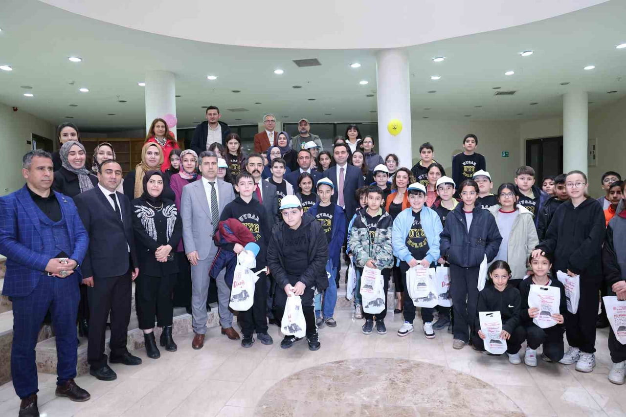 ELAZIĞ VALİLİĞİ VE KÜLTÜR TURİZM İL MÜDÜRLÜĞÜ İŞ BİRLİĞİYLE DÜZENLENEN KÜTÜPHANE HAFTASI...