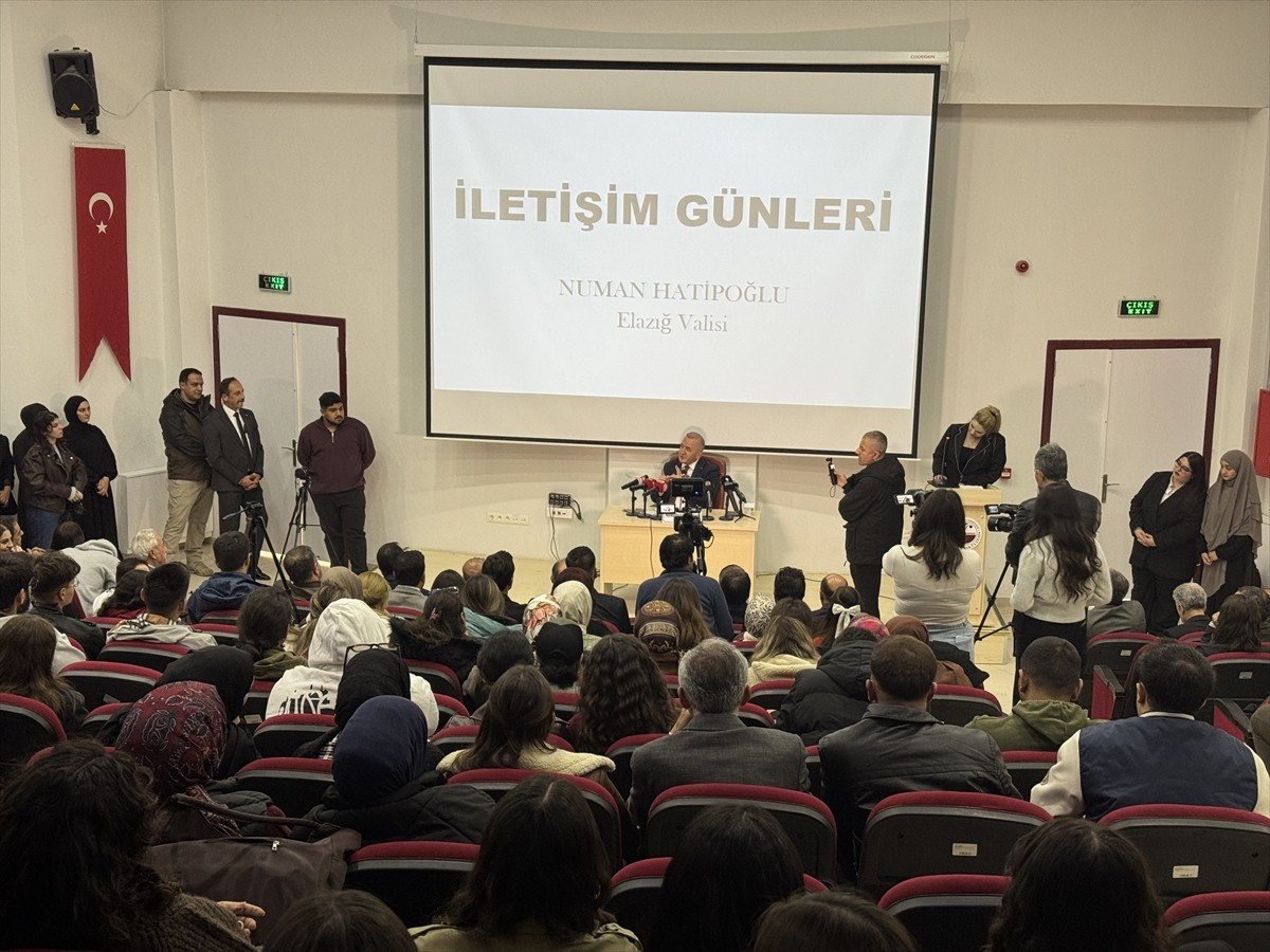 Elazığ Valisi Numan Hatipoğlu, iletişim fakültesi öğrencileriyle söyleşi programında bir araya...