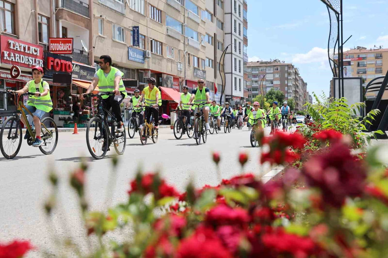 ELAZIĞ YEŞİLAY ELAZIĞ ŞUBESİ TARAFINDAN, BAĞIMLILIKLA MÜCADELE ÇERÇEVESİNDE BİSİKLET SÜRÜŞÜ...