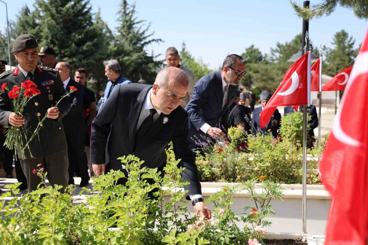 ELAZIĞ'DA 15 TEMMUZ DEMOKRASİ ZAFERİNİN 10’UNCU YIL DÖNÜMÜNDE ŞEHİTLİKLER ZİYARET EDİLİP DUA...