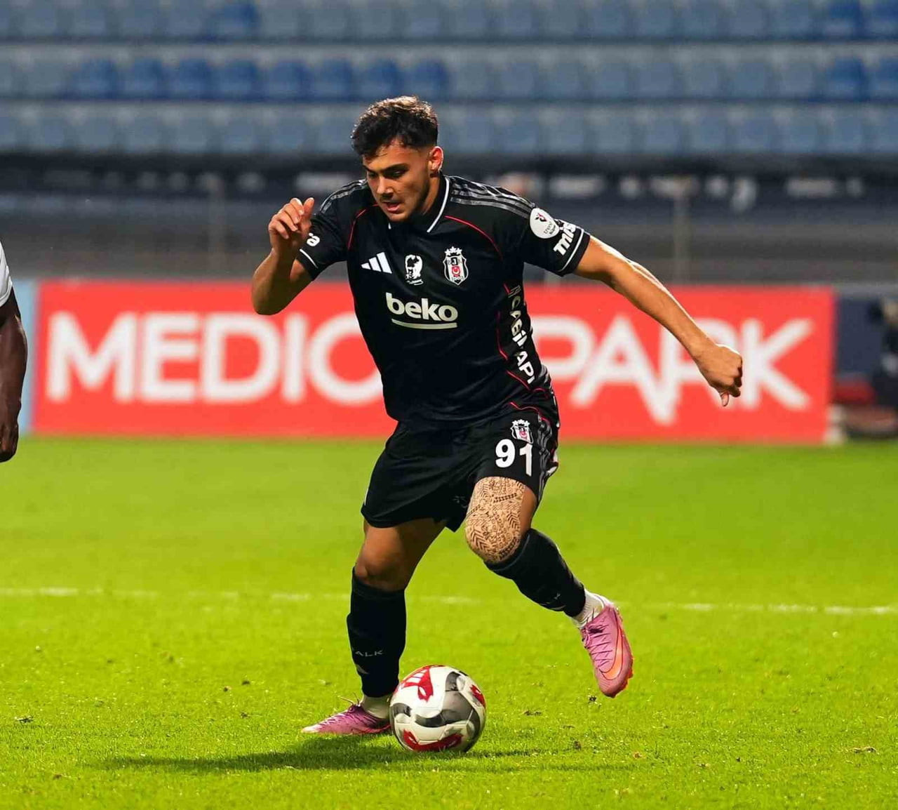 ELAZIĞ'DA 163 KİLOMETRE HIZLA RADARA GİREN BEŞİKTAŞ'IN GENÇ FUTBOLCUSU MUSTAFA ERHAN HEKİMOĞLU'NUN...