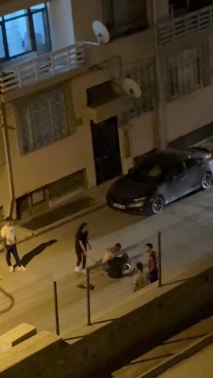 ELAZIĞ'DA 2 KADIN İLE BİR ŞAHIS ARASINDA SOKAK ORTASINDA KAVGA ÇIKTI. KADINLARDAN BİRİ SOPAYLA...