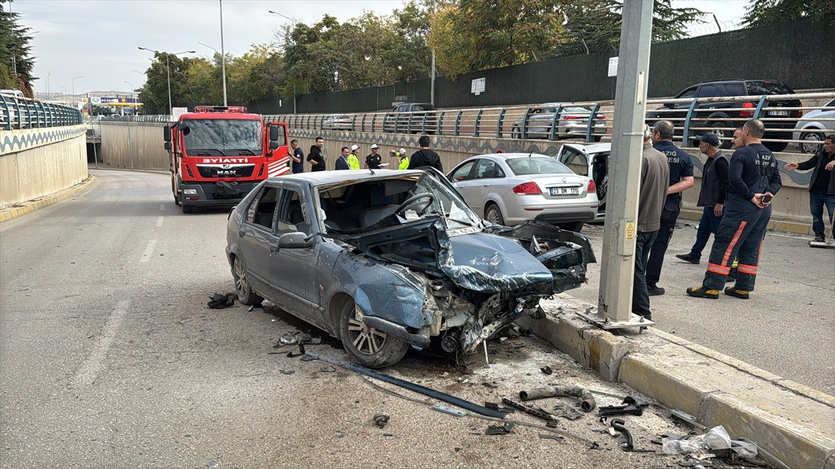 Elazığ'da 3 aracın karıştığı zincirleme trafik kazasında 1'i ağır 5 kişi yaralandı. Kaza yerine...