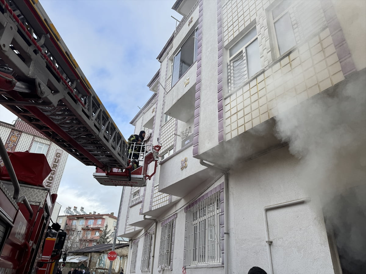  Elazığ'da 3 katlı binanın bodrum katında çıkan yangın, itfaiye ekiplerinin müdahalesiyle...