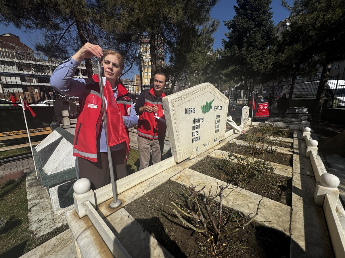 Elazığ'da Aile ve Sosyal Hizmetler İl Müdürlüğünce şehitliklerde kapsamlı bakım, temizlik ve...