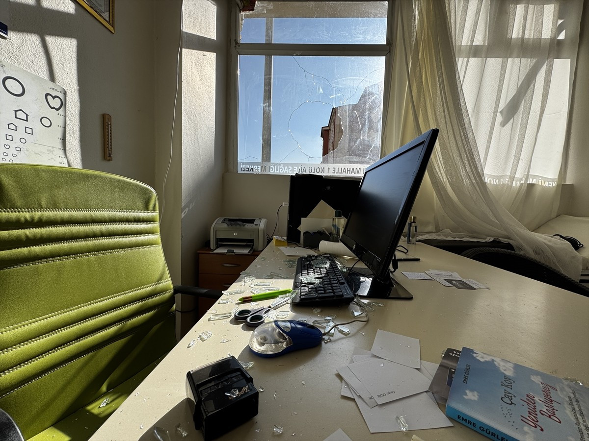 Elazığ'da bir aile hekimliğine taşla saldırıda bulunuldu. Elazığ'da bir aile hekimliğine taşla...