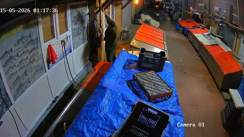 ELAZIĞ'DA BİR ŞAHIS, BALIKÇI DÜKKANINDA ASILI OLAN MASAT VE KANCAYI HİÇBİR ŞEY OLMAMIŞ GİBİ ALIP...