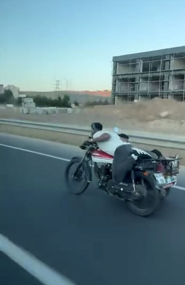 ELAZIĞ'DA BİR ŞAHIS SEPETLİ MOTOSİKLETİ UZANARAK SÜRDÜ. ŞAHIS HEM KENDİ HEM DE SEPETTE OTURAN...