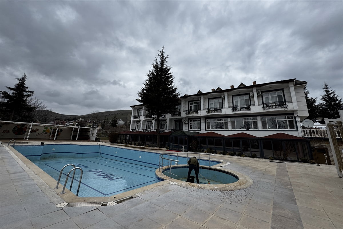 Elazığ'da bulunan Hazar Gölü, ilkbaharda kar örtüsünün kalkmadığı etrafını çevreleyen dağlarıyla...