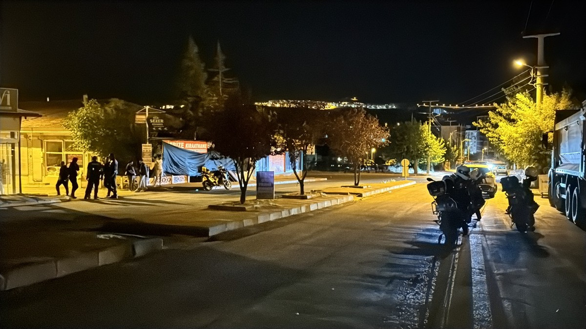 Elazığ'da çıkan sopalı kavgada 3 kişi yaralandı.