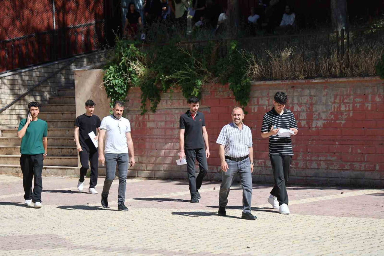 ELAZIĞ'DA DA YÜKSEKÖĞRETİM KURUMLARI SINAVI (YKS) HEYECANI BAŞLADI