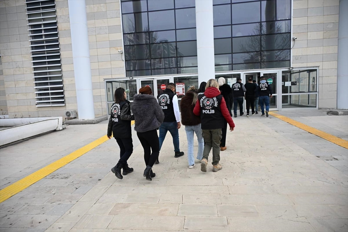 Elazığ'da düzenlenen fuhuş operasyonunda gözaltına alınan 4 zanlıdan 2'si tutuklandı.