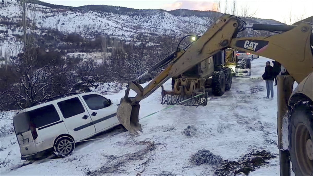 Elazığ'da etkili olan kar yağışı nedeniyle yolda mahsur kalan hafif ticari araç ekiplerin...