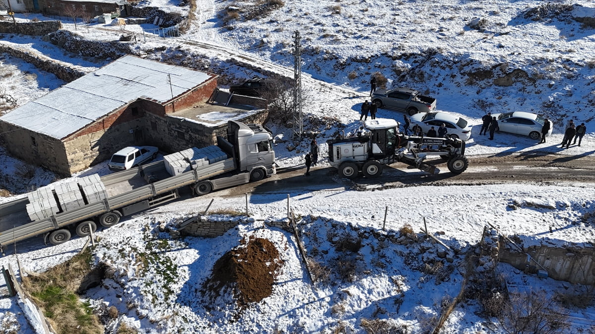 Elazığ'da etkili olan kar yağışı nedeniyle yolda mahsur kalan tır ekiplerin çalışmasıyla...