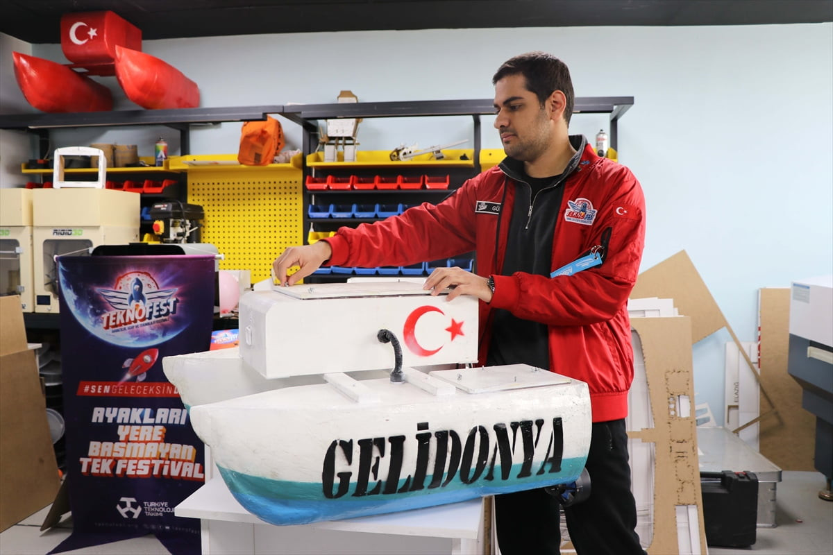 Elazığ'da Fırat Üniversitesi öğrencileri, tasarladıkları tam otonom insansız su üstü deniz...