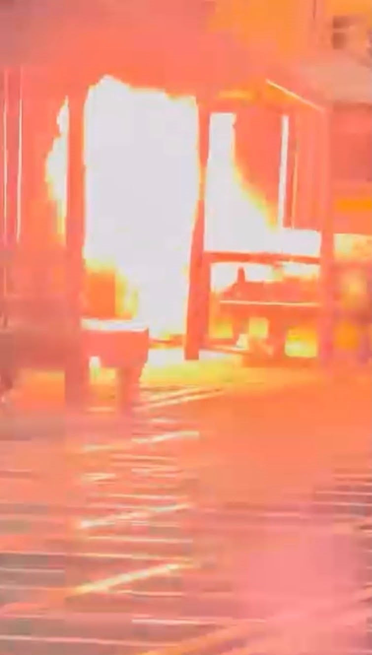 ELAZIĞ'DA GECE GEÇ SAATLERDE SAHİPSİZ BULUNAN ŞÜPHELİ VALİZ, BOMBA İMHA UZMANI TARAFINDAN FÜNYEYLE...