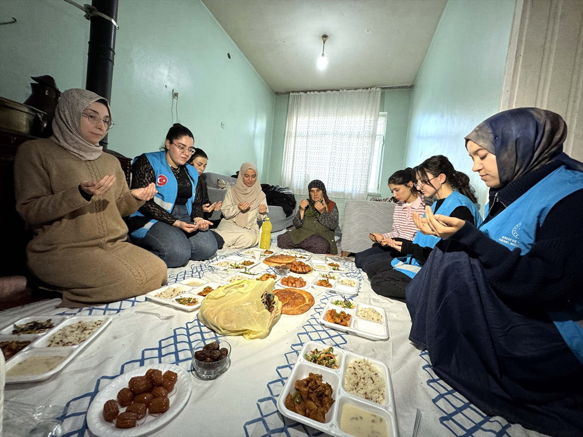 Elazığ'da Gençlik ve Spor Bakanlığı yurtlarında kalan üniversite öğrencileri, konuk oldukları...