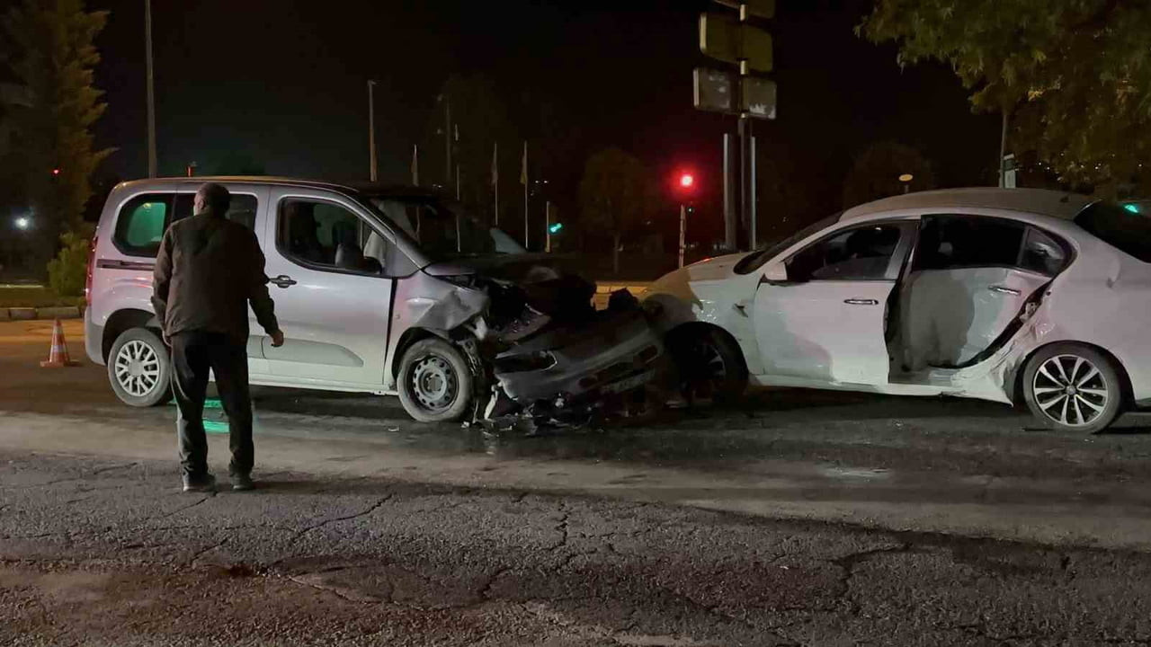ELAZIĞ'DA HAFİF TİCARİ ARAÇ İLE OTOMOBİLİN ÇARPIŞMASI SONUCU MEYDANA GELEN TRAFİK KAZASINDA 4 KİŞİ...