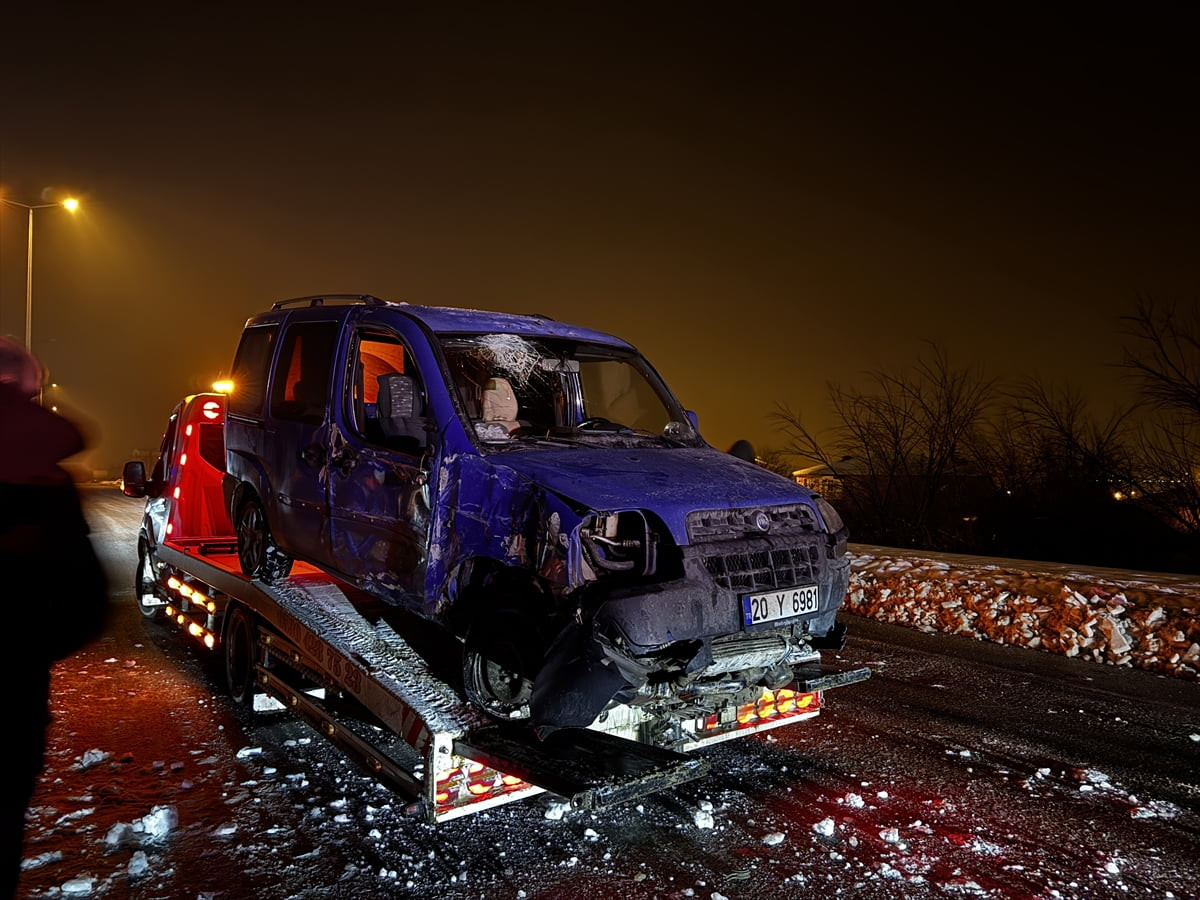 Elazığ'da hafif ticari aracın aydınlatma direğine çarpması sonucu 4 kişi yaralandı.