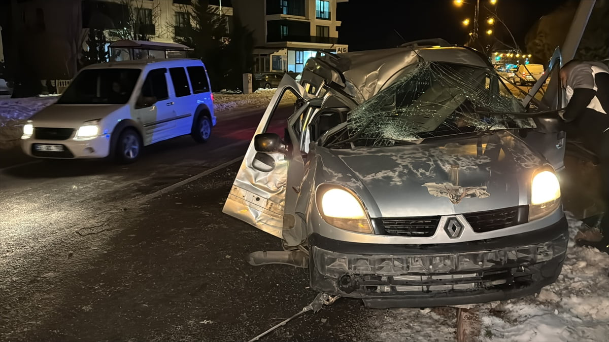 Elazığ'da hafif ticari aracın refüje çarpması sonucu 1'i ağır 4 kişi yaralandı.