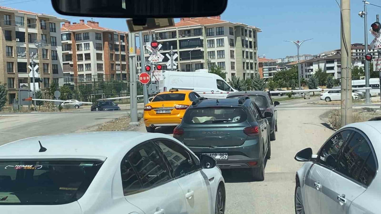 ELAZIĞ'DA HEMZEMİN GEÇİTTE BEKLEYEN ARAÇLARIN KAPALI OLAN BARİYERLERİN ARASINDAN GEÇMESİ KAZAYA...