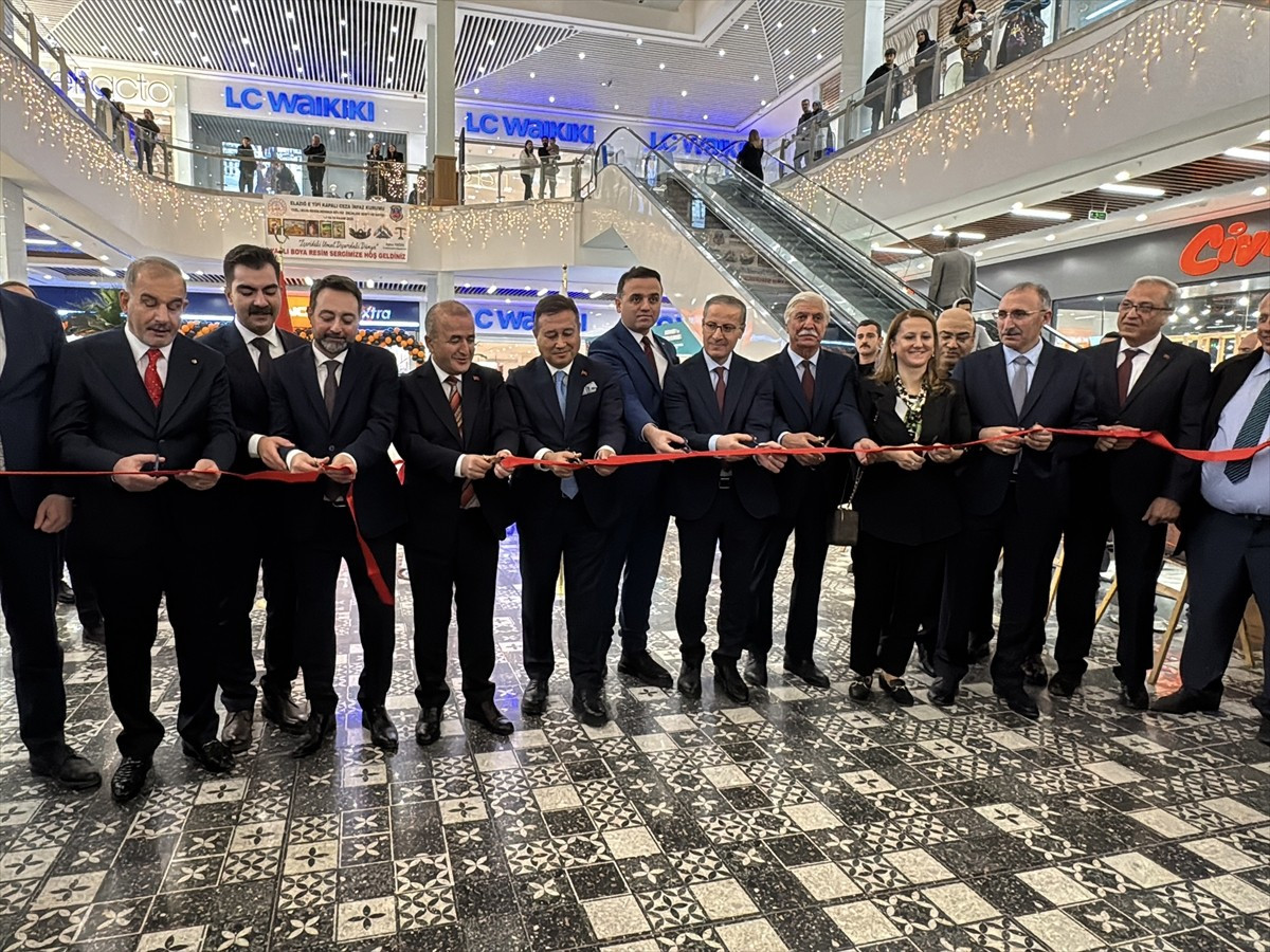 Elazığ'da hükümlü ve tutukluların yaptığı yağlı boya tablolar ile el sanatları ürünlerinin yer...