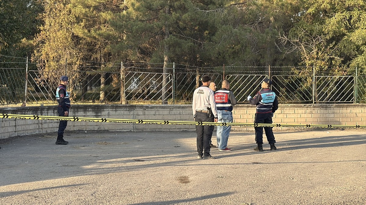 Elazığ'da iki grup arasında çıkan silahlı ve bıçaklı kavgada 3 kişi yaralandı. Ekipler, olay...