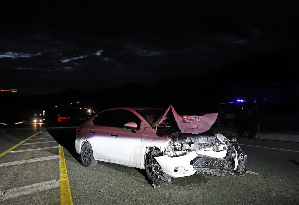  Elazığ'da iki otomobilin çarpıştığı kazada 3 kişi yaralandı.