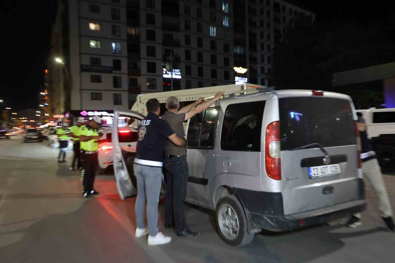 ELAZIĞ'DA İL EMNİYET MÜDÜRLÜĞÜNCE GERÇEKLEŞTİRİLEN GENEL HUZUR UYGULAMASINA KATILAN VALİ NUMAN...