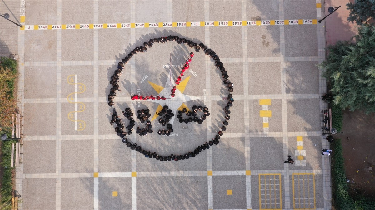 Elazığ'da ilkokul öğrencileri, Cumhuriyet'in kurucusu Mustafa Kemal Atatürk'ü, ebediyete...