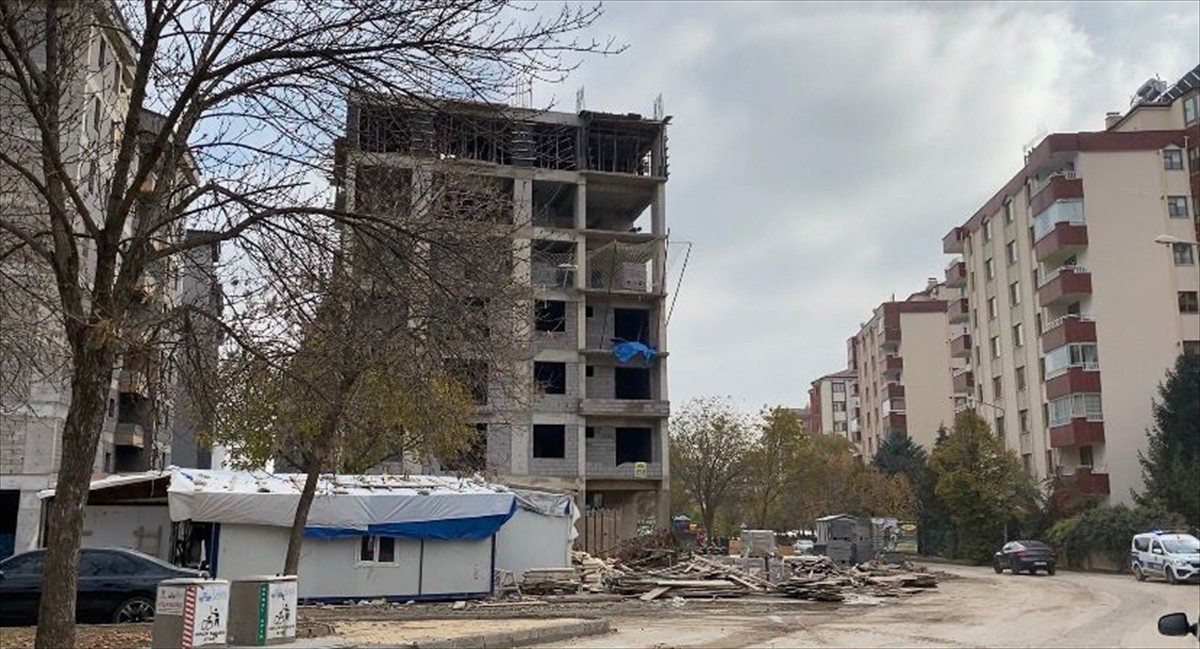 Elazığ'da inşaattan düşen işçi hayatını kaybetti.